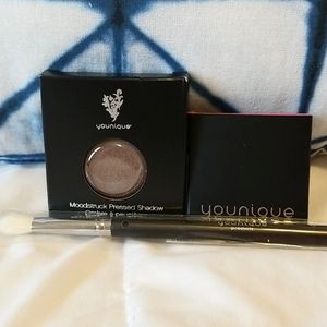Eyeshadow w/ Brush + Compact